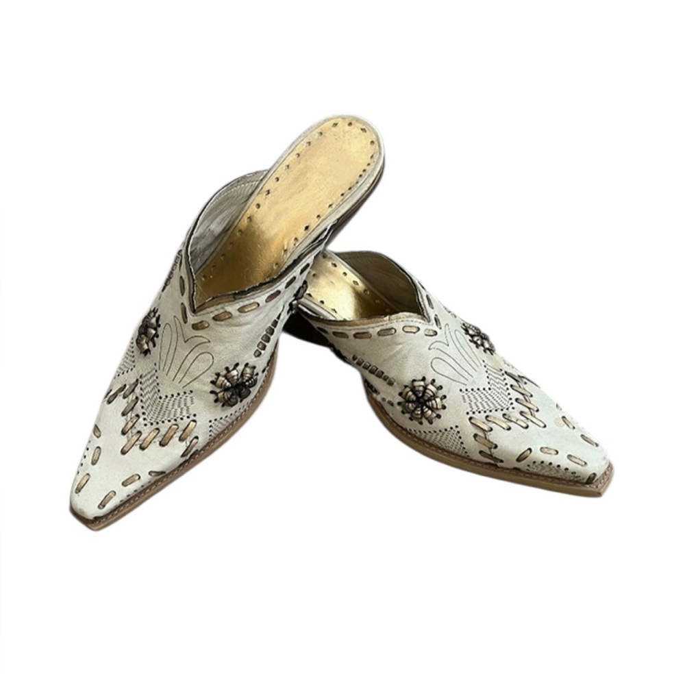 BCBGirls Vintage Inspired Embroidered Cowgirl Western Pointed Toe Slip On Shoes - Picture 11 of 11